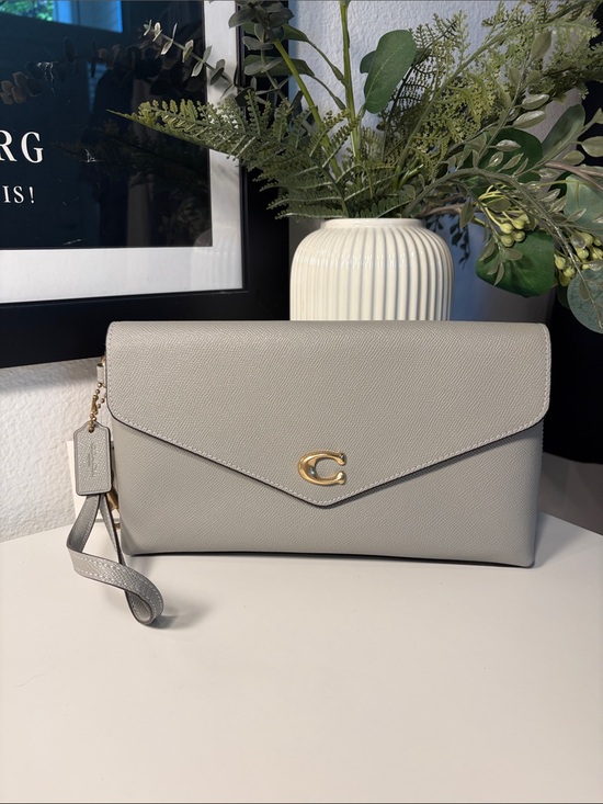 COACH Handbags - NWT COACH Wynn Leather Clutch/Wristlet In Dove Grey